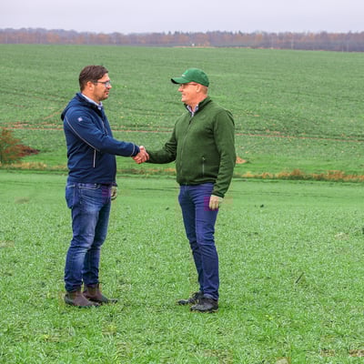 Yara and Lantmännen are the first companies to sign a commercial agreement to bring green fertilizers to market. Pictured from left to right: Hans Larsson, Commercial Director for Yara Sweden, and Torbjörn Wahlström, Market Manager Arable Inputs, Agriculture Sector at Lantmännen, who signed the contract.