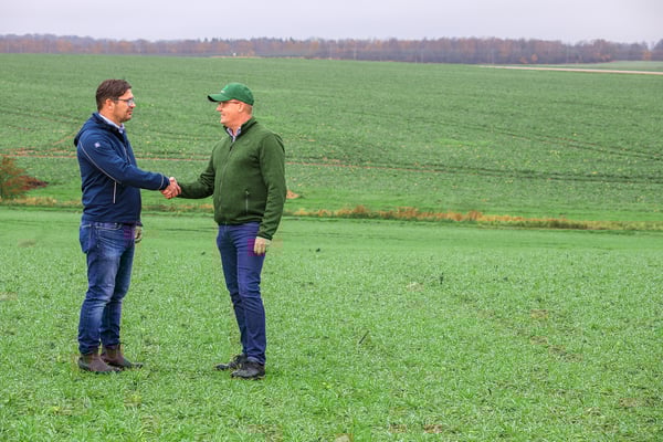 Yara and Lantmännen are the first companies to sign a commercial agreement to bring green fertilizers to market. Pictured from left to right: Hans Larsson, Commercial Director for Yara Sweden, and Torbjörn Wahlström, Market Manager Arable Inputs, Agriculture Sector at Lantmännen, who signed the contract.