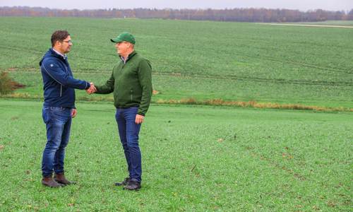 Yara and Lantmännen are the first companies to sign a commercial agreement to bring green fertilizers to market. Pictured from left to right: Hans Larsson, Commercial Director for Yara Sweden, and Torbjörn Wahlström, Market Manager Arable Inputs, Agriculture Sector at Lantmännen, who signed the contract.